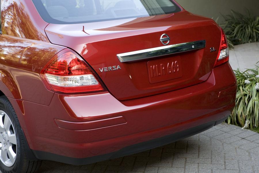  Nissan Versa 2010 года  (фото 19 из 35)
